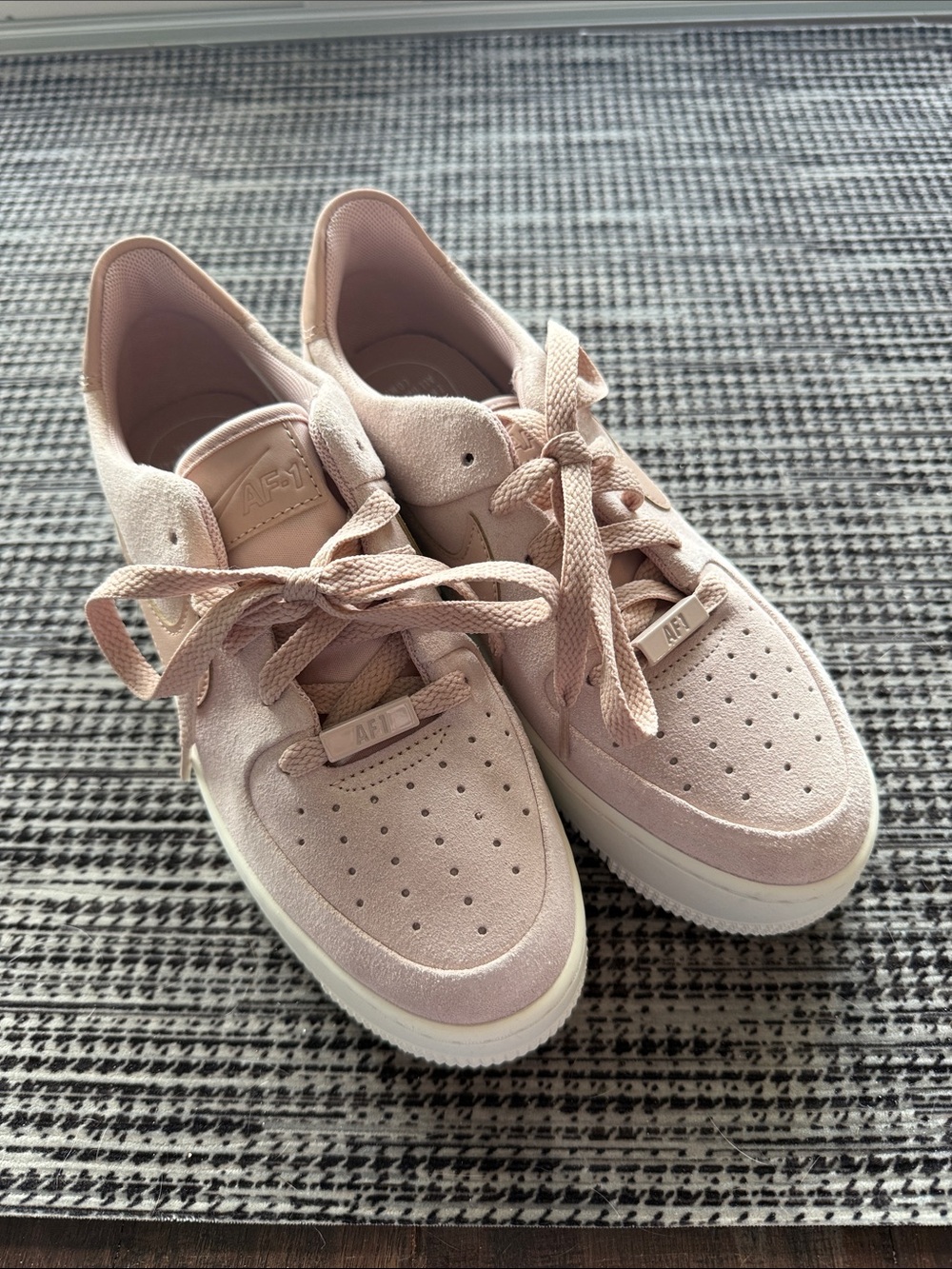 New- Nike Women’s “AF1 sage low” Suede Sneakers in Blush Pink